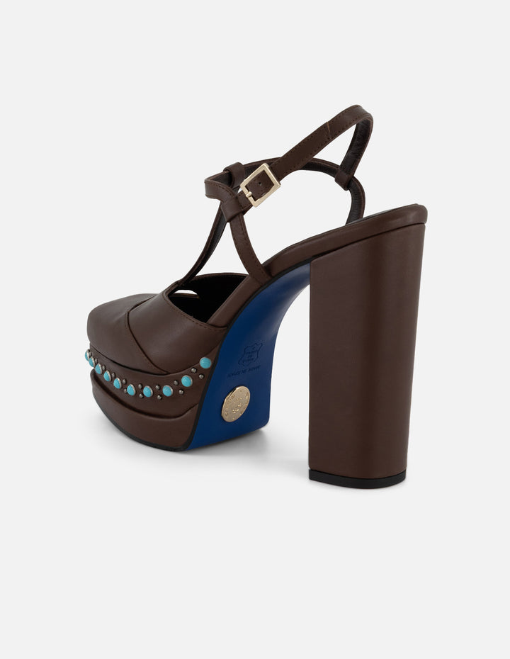 Zapatilla café en piel para mujer con tachas y pedrería azul