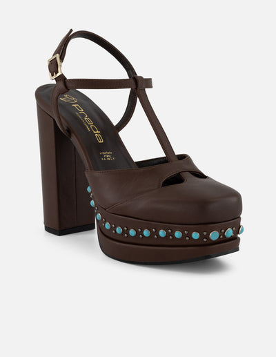 Zapatilla café en piel para mujer con tachas y pedrería azul