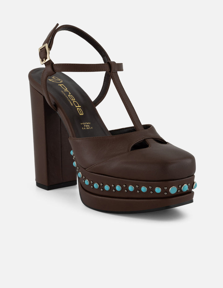 Zapatilla café en piel para mujer con tachas y pedrería azul