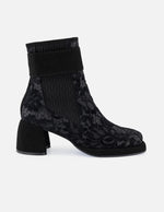 Botines negros encaje y ante de mujer adorno color dorado