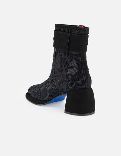 Botines negros encaje y ante de mujer adorno color dorado
