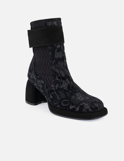Botines negros encaje y ante de mujer adorno color dorado