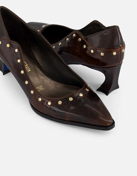 Zapatilla café charol de mujer apariencia degradado