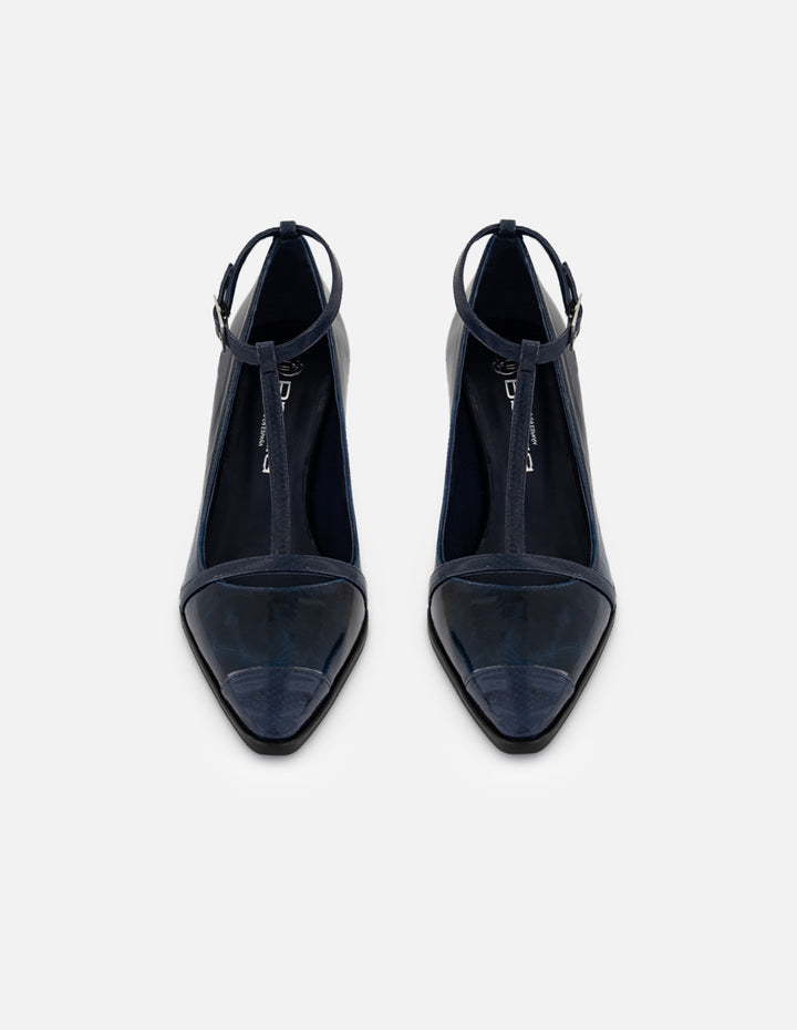 Zapatilla azul charol de mujer apariencia degradado