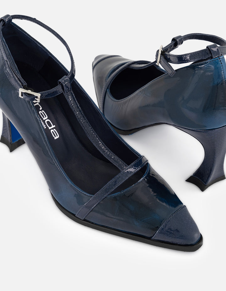 Zapatilla azul charol de mujer apariencia degradado