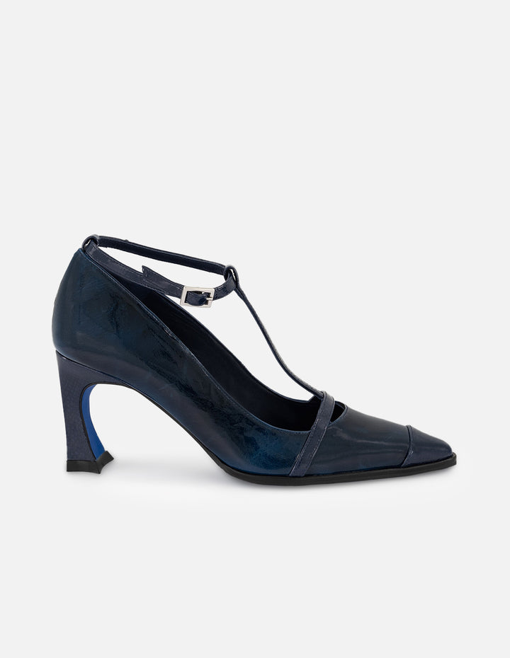 Zapatilla azul charol de mujer apariencia degradado