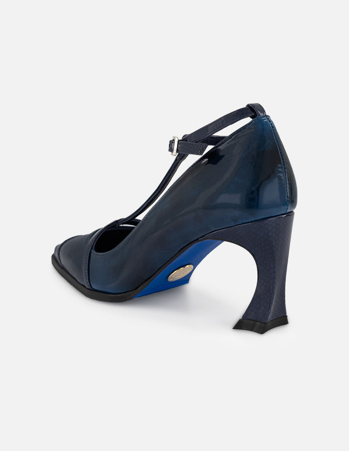 Zapatilla azul charol de mujer apariencia degradado