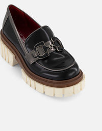 Mocasín negro piel florantic de mujer con plataforma combat