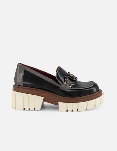 Mocasín negro piel florantic de mujer con plataforma combat
