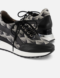 Tenis bicolor con detalles geométricos para mujer