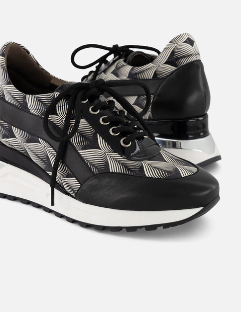 Tenis bicolor con detalles geométricos para mujer