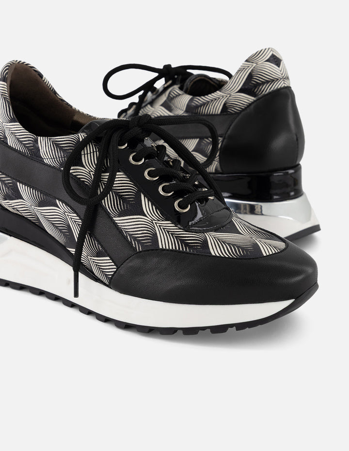 Tenis bicolor con detalles geométricos para mujer