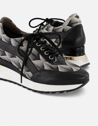 Tenis bicolor con detalles geométricos para mujer