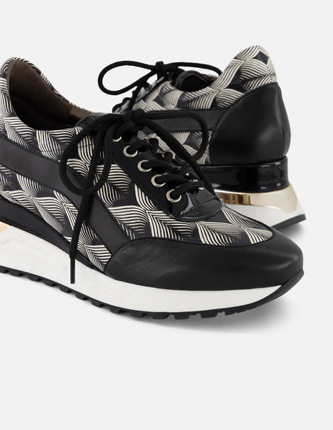 Tenis bicolor con detalles geométricos para mujer