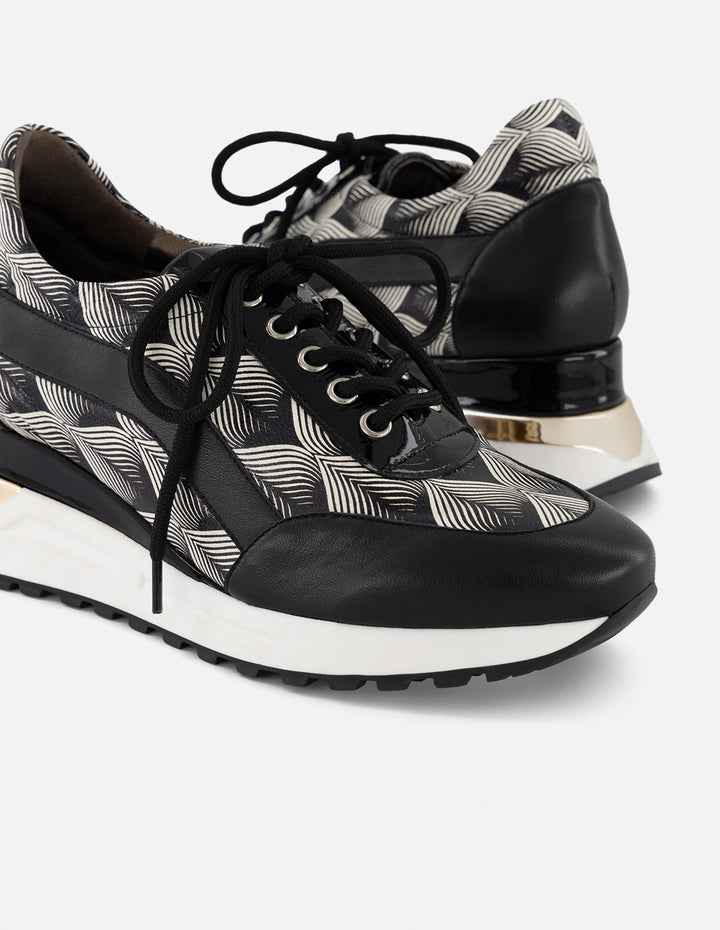 Tenis bicolor con detalles geométricos para mujer