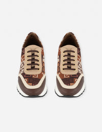 Tenis café piel textil para mujer con estampado gráfico