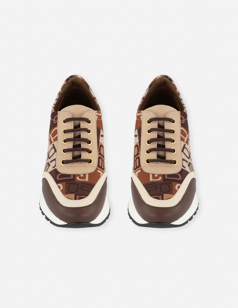 Tenis café piel textil para mujer con estampado gráfico