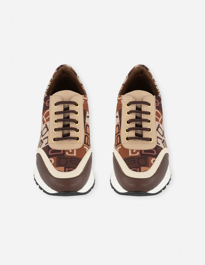 Tenis café piel textil para mujer con estampado gráfico