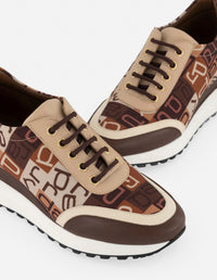 Tenis café piel textil para mujer con estampado gráfico