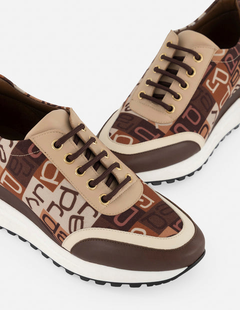 Tenis café piel textil para mujer con estampado gráfico