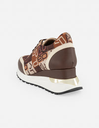 Tenis café piel textil para mujer con estampado gráfico