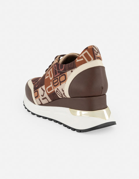 Tenis café piel textil para mujer con estampado gráfico