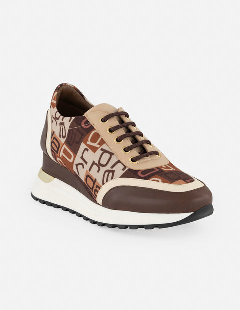 Tenis café piel textil para mujer con estampado gráfico