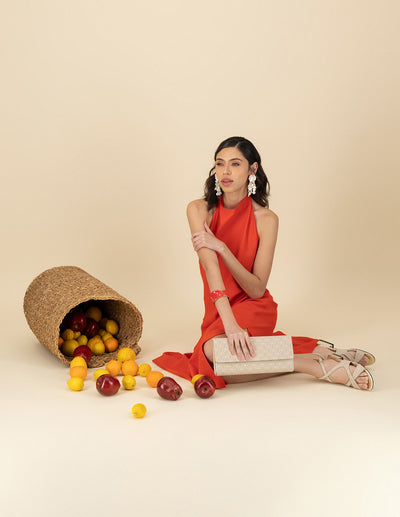 Clutch beige piel grabada para mujer con diseño geométrico