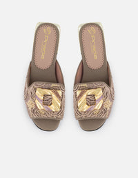 Sandalias nude rafia para mujer con adorno dorado