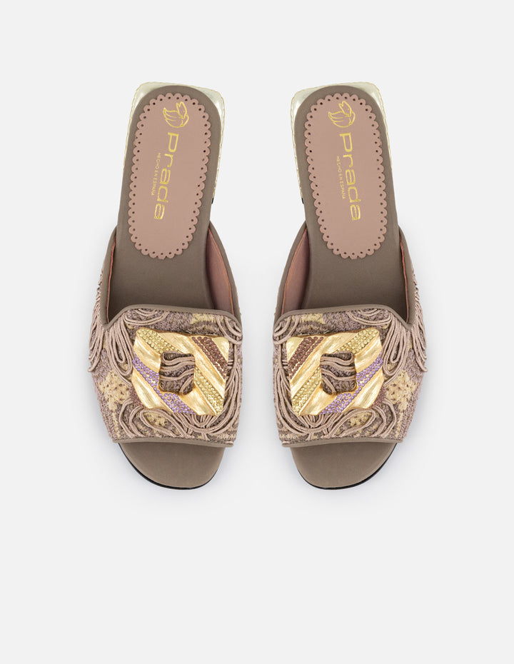 Sandalias nude rafia para mujer con adorno dorado