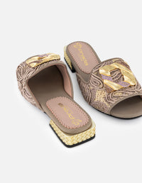 Sandalias nude rafia para mujer con adorno dorado