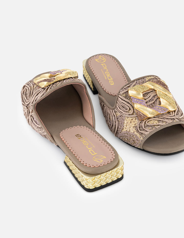 Sandalias nude rafia para mujer con adorno dorado