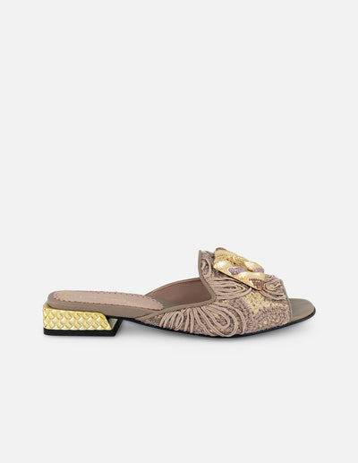 Sandalias nude rafia para mujer con adorno dorado