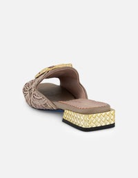 Sandalias nude rafia para mujer con adorno dorado