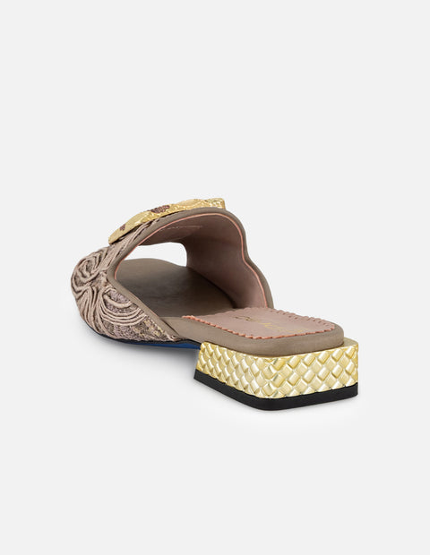 Sandalias nude rafia para mujer con adorno dorado