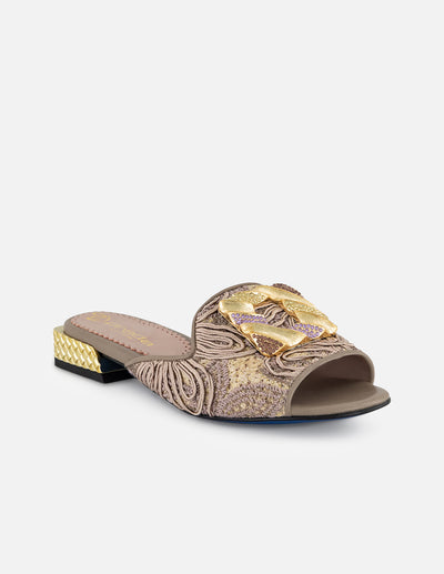 Sandalias nude rafia para mujer con adorno dorado