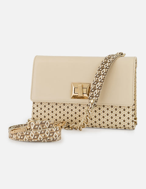 Satchel beige en piel con diseño geométrico y cadena dorada para mujer