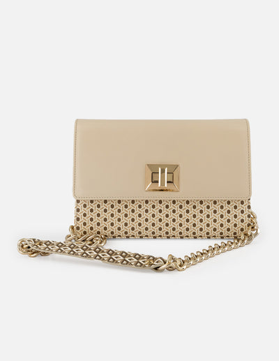 Satchel beige en piel con diseño geométrico y cadena dorada para mujer