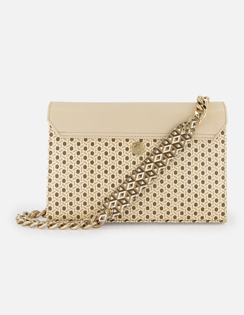 Satchel beige en piel con diseño geométrico y cadena dorada para mujer