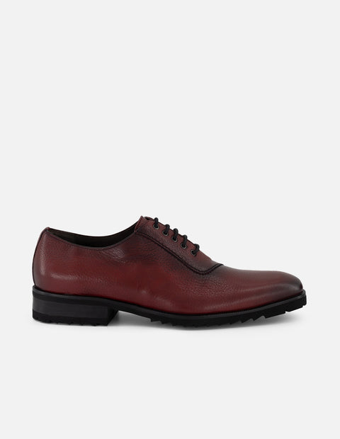 Zapato Oxford vino piel para hombre con corte asimétrico