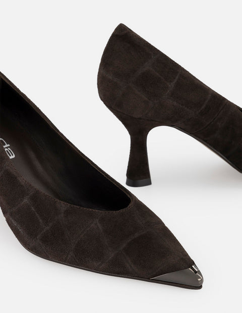 Zapatilla café ante para mujer con grabado tipo coco