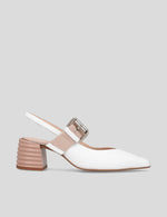 Zapatilla destalonada con maxi hebilla color blanco
