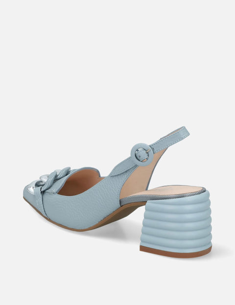 Zapatilla destalonada con maxi hebilla en color azul