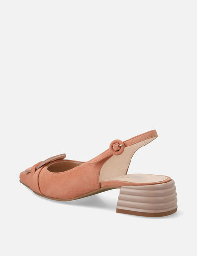 Zapatilla destalonada con maxi hebilla en piel color coral