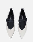 Zapato flat en piel blanca con vistas en negro con boble correa para mujer