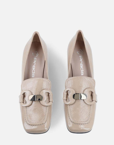 Mocasín en piel charol color beige con hebilla para mujer
