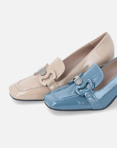 Mocasín en piel charol color beige con hebilla para mujer