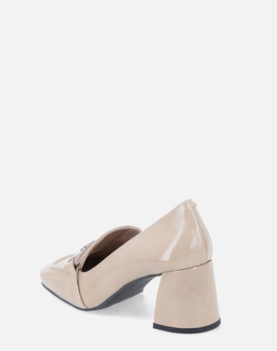 Mocasín en piel charol color beige con hebilla para mujer