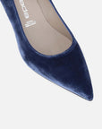 Zapatilla de terciopelo color azul con punta aguda para mujer