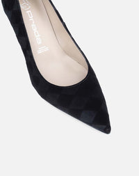 Zapatilla de terciopelo con detalle de rombos en color negro con punta aguda para mujer